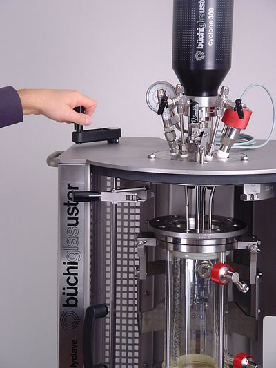 Medium scale pressure reactors_Vessel lift and fast action closure